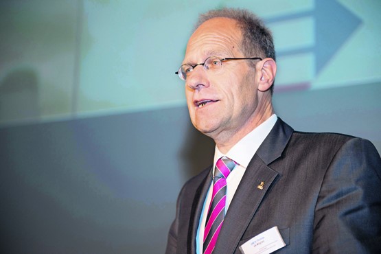 Der Berner Inhaber eines Elektroinstallationsunternehmens Thomas Emch war bisher Vizepräsident der Schweizerische Elektro-Einkaufs-Vereinigung eev und übernimmt nun das Amt als Verwaltungsratspräsident von Hansueli Rechtsteiner.
