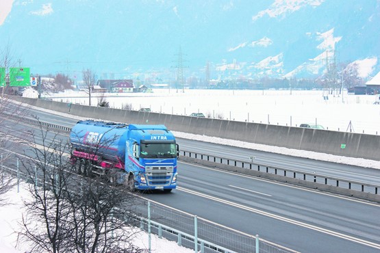 Wo sollte dort eine «RoLa» hin? Ein LKW fährt vom Urnersee in Richtung des  immer engen werdenden Urner Talbodens Richtung Gotthard.BILD: CORINNE REMUND