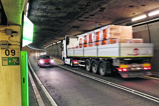Wirtschaftliche Lebensader erhalten: Mit einer zweiten Röhre kann der Gotthard-Strassentunnel saniert werden, ohne dass der Tunnel vorher gesperrt werden muss. 