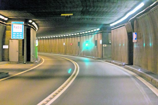Auf dem letzten Platz: Der Gotthardstrassentunnel schloss im ADAC-Test im Vergleich mit anderen europäischen Tunnels sehr schlecht ab. Das Unfallrisiko in der 17 km langen Alpenunterquerung ist hoch und es besteht ein ständiges Sicherheitsrisiko. Bild: «Gotthardstrassentunnel Nord-Süd-8915» von © Raimond Spekking 