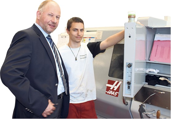 Direktor Oliver Müller lässt sich von einem jungen Polymechaniker instruieren.