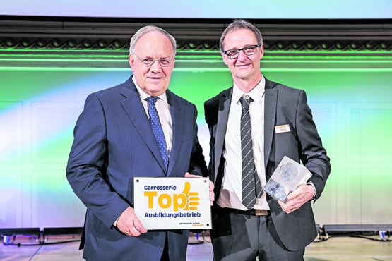 Hohe Auszeichnung: Bundesrat Schneider-Ammann überreicht Thomas Rentsch den Siegerpreis.Bild: ZVG