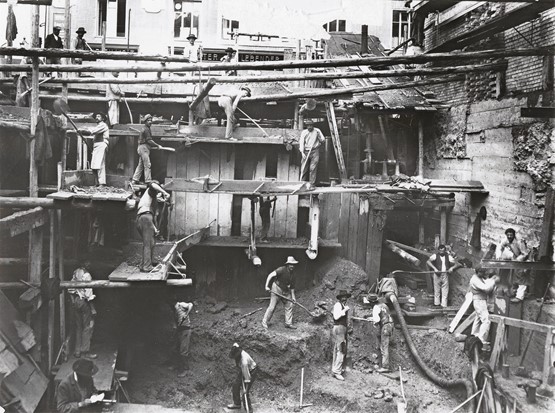 Excavation à la main à Zurich en 1910 : avant les premiers grands travaux sociaux, les travailleurs étaient souvent dépendants de la bonne volonté et des ressources financières des employeurs.photo: archives du canton de zurich
