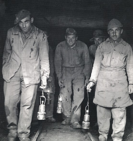 Travailleurs avec des lampes au carbure dans la mine d’Engi vers 1953: la Suva a été fondée en tant qu’institution monopolistique pour l’assurance des travailleurs dans les professions dangereuses. photo: archives sociales suisses