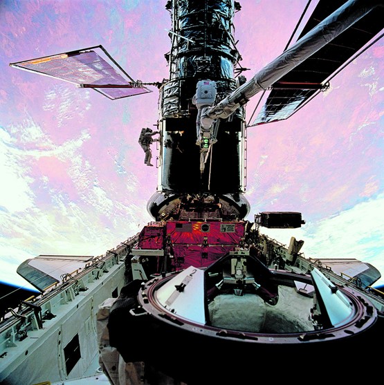 «L’innovation, progressive, part de choses qui existent déjà pour les améliorer, les rendre plus efficaces, meilleur marché, plus agréables. Ou plus belles.» Claude Nicollier, pilote de Hunter (à g.) et astronaute dans quatre missions avec les navettes spatiales. Cet astrophysicien a assuré plusieurs réparations du téléscope Hubble (à dr.). PHOTO: CLAUDE NICOLLIER