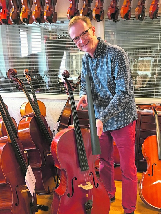 John-Eric Traelnes présente la nouvelle touche en corène, montée sur un violon (à g.) et sur un violoncelle (à dr.). Une avancée technologique pour la lutherie.PHOTOs: dr