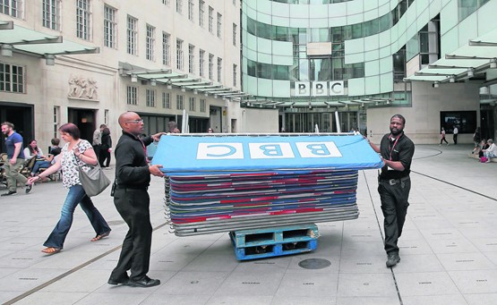 Au Royaume-Uni également, la réforme du service public (la BBC à l’image) s’est imposée par manque de transparence et en raison de déficiences organisationnelles.