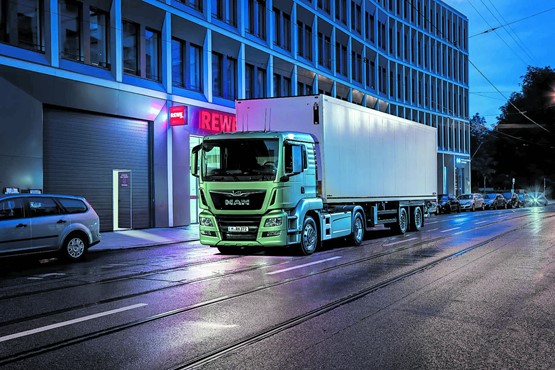 MAN City E Truck et Mercedes Urban eTruck: ces deux poids lourds électriques approvisionneront les villes de nuit et en silence.