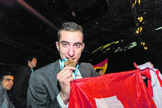 Le maçon romand Bruno Pravato est monté sur la première marche avec un drapeau suisse et un drapeau valaisan.DR