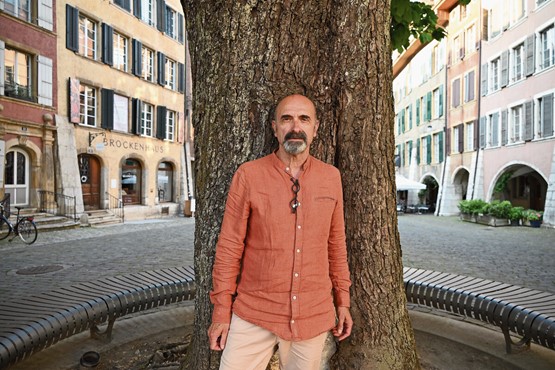Christian Soler, libraire, voyageur de l’intérieur, sculpteur sur bois, photographe ès fleurs. Photos: FOG