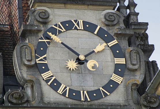 Erstrahlt in neuem Glanz: Die Uhr der Zofinger Stadtkirche wurde Anfang Jahr während vier Monaten vollständig revidiert. Bilder: zVg