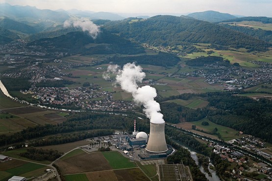 En plus du développement des nouvelles énergies renouvelables, l’option nucléaire doit être rediscutée pour garantir l’approvisionnement énergétique de la Suisse. En photo, la centrale nucléaire de Gösgen. Photo: Keystone
