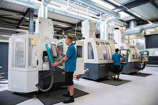 Blick in die Produktionshalle: Ein hoher Automatisierungsgrad sorgt für eine effiziente Werkzeugfertigung. Bild: zVg