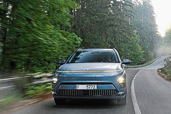 Mit seinem futuristischen Design fällt der neue Hyundai Kona auf im Strassenverkehr. Bild: zVg