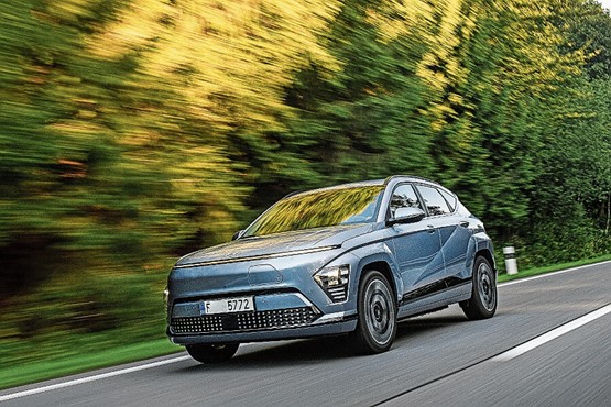 Mit seinem futuristischen Design fällt der neue Hyundai Kona auf im Strassenverkehr. Bild: zVg