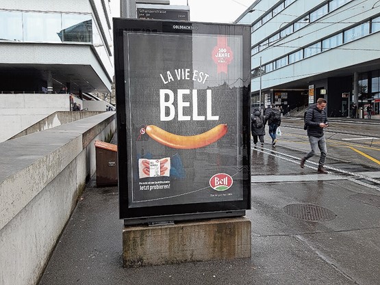 In der Stadt Bern soll Aussenwerbung vollständig verschwinden – auch auf privatem Grund. Bildschirm mit Werbung beim Bahnhof Bern.Bild: hug