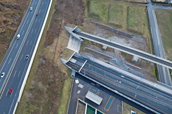 Die Verknüpfung von Strasse und Schiene macht das Verkehrssystem Schweiz stark und stabil: Das Nordportal Vigana des Ceneri-Basistunnels und die Autobahn A2 bei Camorino im Kanton Tessin. Bild: Keystone