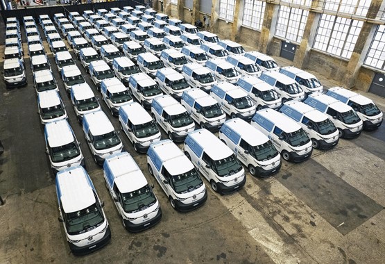 Helion, der Schweizer Branchenleader der Solarwirtschaft, hat seine Nutzfahrzeugflotte mit 100 vollelektrischen Lieferwagen VW ID.Buzz Cargo erneuert.Bilder: zVg