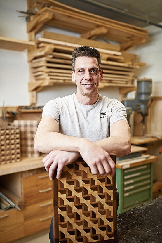 Mit viel Know-how: Fabian Sens fertigt einzigartige Holzprodukte. 