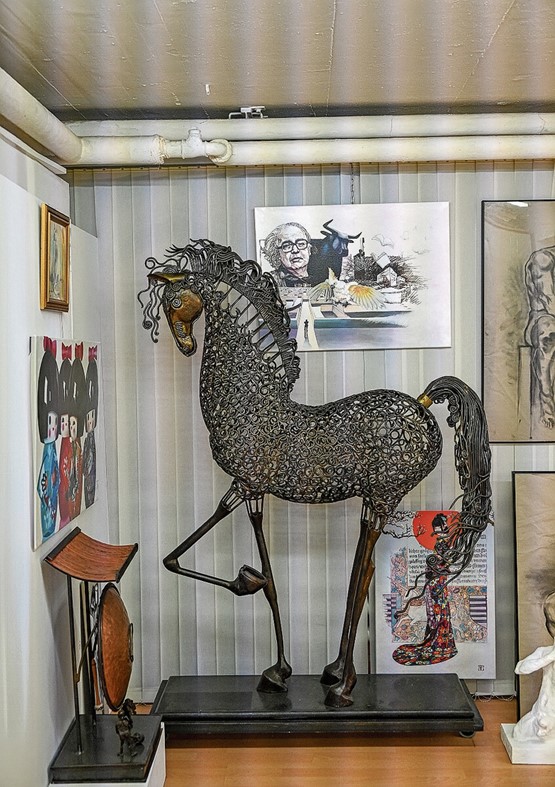 Dans son studio, le cheval vénitien.