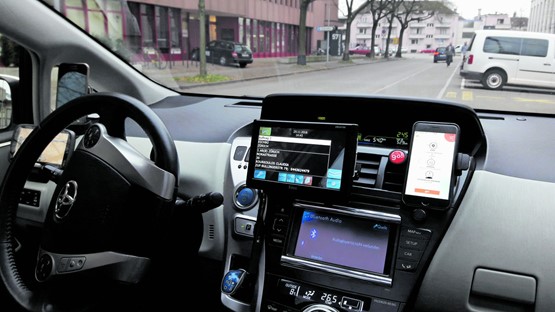 Links das System für den Chauffeur (Driver-App ist ebenfalls schon erhältlich), rechts die Smartphone-App für den Kunden: go! Mobility setzt auf die Digitalisierung und Technologie aus einer Hand.Bild: go! Mobility