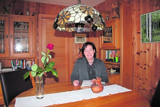 Sylvia Flückiger, die Aargauer SVP-National­rätin und Präsidentin von Lignum, dem Verband der Schweizer Holzwirtschaft, fühlt sich wohl in ihrer Stube, die ausschliesslich aus Schweizer Holz – Arve, Fichte, Eiche – ge­fertigt ist.