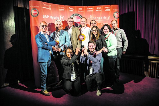 Daniel Röthlin (hintere Reihe, Dritter von links) freut sich mit seinem Team über den Gewinn des Swiss E-Commerce Award.
