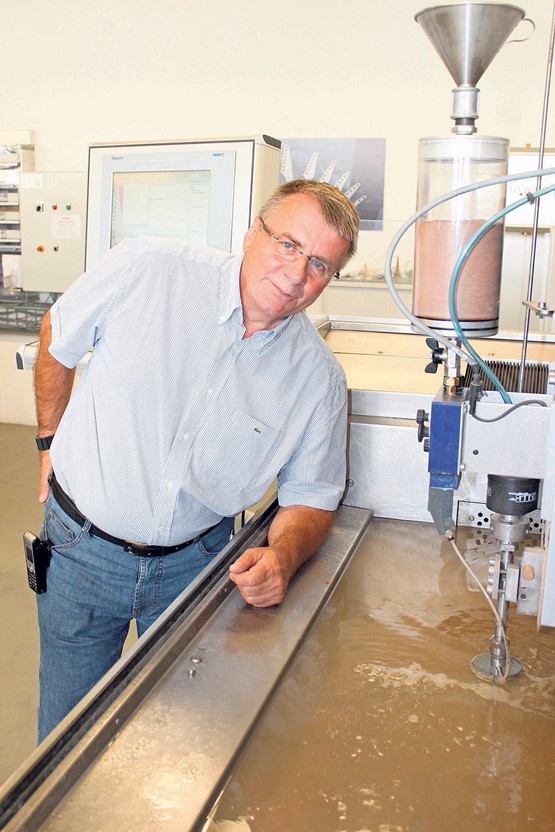 Wasserstrahlschneiden – mehr  als eine Trenntechnologie: Walter Maurer, Inhaber der Waterjet AG in Aarwangen, und sein Team entwickelten das Mikroverfahren, um damit sehr anspruchsvolle Materialien für die High-Tech-Industrie zu schneiden.