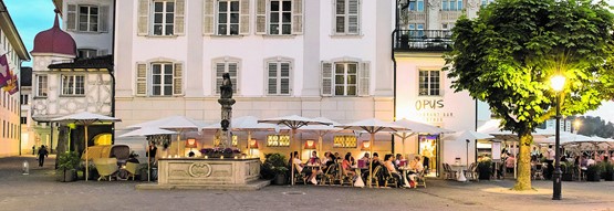 Die inkriminierten Rechaudkerzen auf dem Jesuitenbrunnen neben dem Restaurant Opus in Luzern.