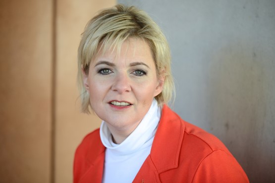 Jacqueline Hofer ist Präsidentin des Bezirksgewerbeverbandes Uster, im Vorstand des  KGV Zürich, Kantonsrätin (SVP/ZH) und Gemeinderatspräsidentin der Stadt Dübendorf.