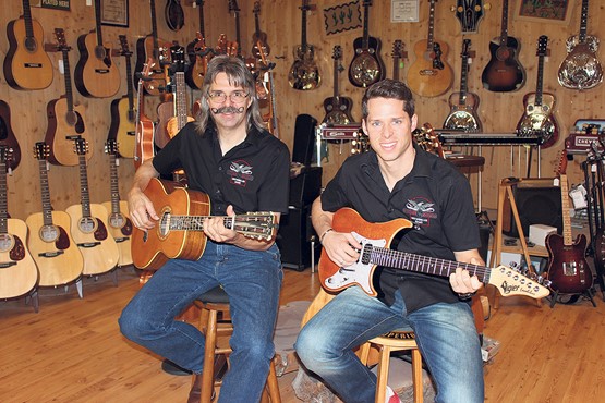 Urs und sein Sohn Mischa Winkler sind Kenner, wenn es um edle Gitarren geht. Guitar-Repairs in Gams verfügt über die grösste Auswahl an Gitarren von amerikanischen und kanadischen Herstellern.