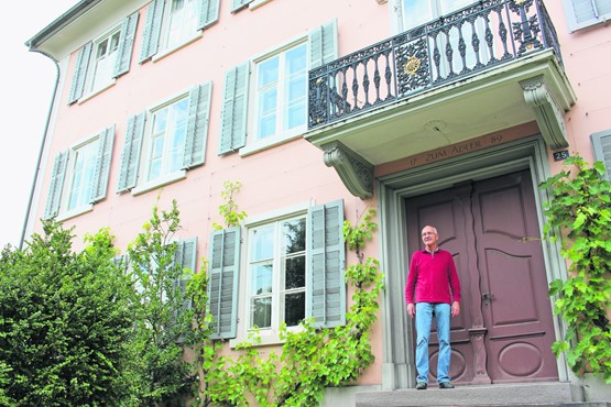 Hans Isler vor seinem Mehrfamilienhaus, dem ehemaligen Gasthof zum Adler.  Der braucht dringend neue Fenster – doch der Denkmalschutz blockt.Bild: Uhlmann