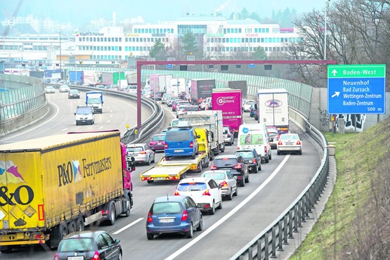 Die ewige Warterei auf Schweizer Autobahnen kostet die Wirtschaft Milliarden: Stau auf der A1 zwischen Zürich, Bern und Basel.