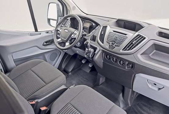 Modernes Cockpit: Der neue Ford Transit kann mit sprachgesteuertem Navigationsgerät und Telefon aufgerüstet werden.