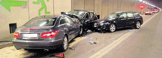 Solche Unfälle sollen künftig nicht mehr vorkommen. Eine Sanierungsröhre und der richtungsgetrennte Verkehr in zwei Röhren  je eine Spur soll die Sicherheit im Gotthard-Strassentunnel den heutigen Erfordernissen anpassen.