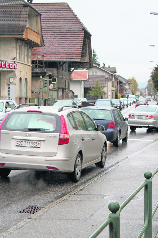 Stau ist keineswegs bloss in den grossen Agglomerationen ein Riesenärgernis. Auch in den Regionen, wie hier im bernischen Oberburg, stauen sich die Fahrzeuge Tag für Tag.BILD: Adrian Uhlmann