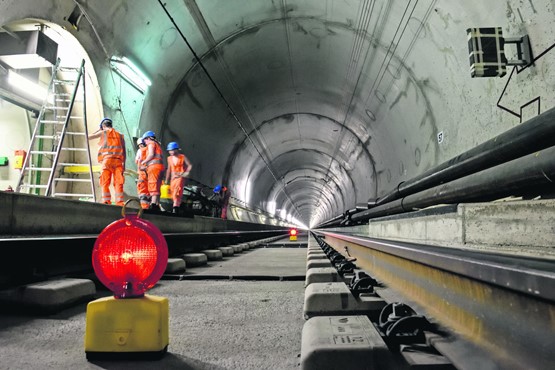 Auch die Arbeiten zum Einbauen  der Bahntechnik waren Teil der Versicherungs­deckung. 