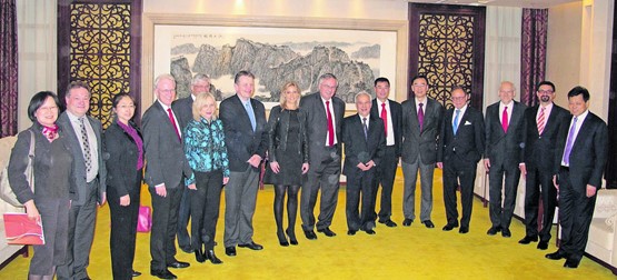 Die Schweizer Delegation auf Besuch bei der chinesischen Industrie- und Handelskammer ACFIC. Im Zentrum ACFIC-Chairman Wang Qinming und sgv-Präsident Jean-François Rime.BILDER: GERHARD ENGGIST