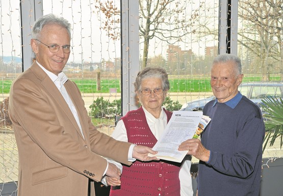 Herzblut für KMU: Karl (85) und Käthi Arnold (86) übergeben sgv-Direktor Hans-Ulrich Bigler über 600 Referendums-Unterschriften gegen die neue Mediensteuer.