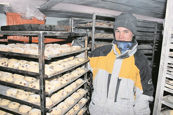 Hier wird zu nachtschlafener Zeit gearbeitet – nicht Radio gehört oder TV geschaut: Mitarbeiter der Bäckerei-Konditorei Kreyenbühl im eiskalten Kühlraum.