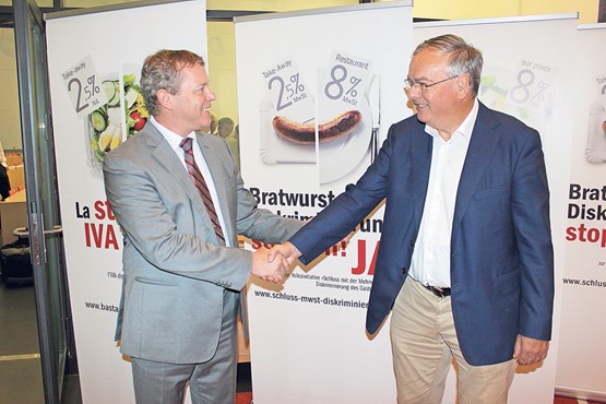 Sind sich einig: GastroSuisse-Präsident Casimir Platzer (links) und sgv-Präsident Nationalrat Jean-François Rime ­bekämpfen die «Bratwurst-Diskriminierung» im Gastgewerbe. 
