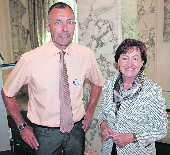 Wurden in ihrem Amt bestätigt: Die Vorstandsmitglieder Jacques Vifian vom Eidg. Büro für Konsumentenfragen und Nationalrätin (SVP∕AG)  Sylvia Flückiger-Bäni.BILDER: CR