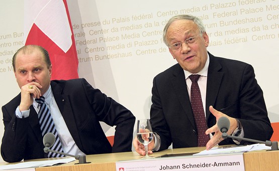 Viel mehr Schaden als Nutzen: Bundesrat Schneider-Ammann und der waadtländer Volkswirtschaftsdirektor Philippe Leuba (l.) vertraten vor den Medien das entschiedene Nein von Bund und Kantonen gegen schädliche Mindestlöhne. BILD: CR