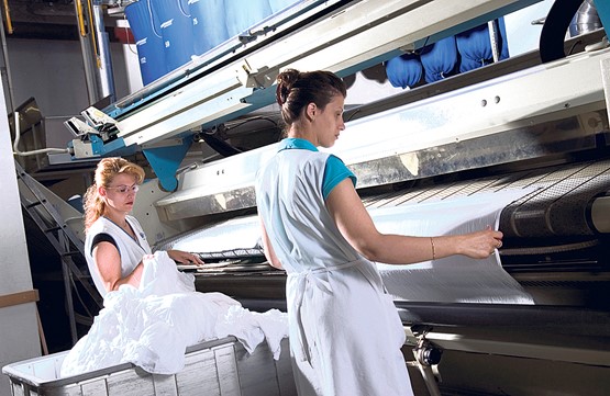 Wäschereien müssten automatisieren, Arbeitsplätze abschaffen oder ihren Betrieb ins benachbarte Ausland verlegen.