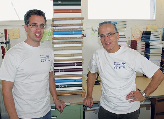 Linus (rechts) und Jonas Hollenstein sind mit Leib und Seele Buchbinder. Zu ihren treusten Kunden gehören die Universität Bern und die Schweizerische Nationalbibliothek.