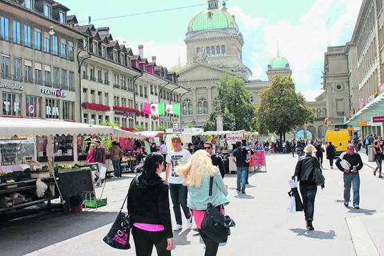 Mehr Nähe von Gesellschaft, Wirtschaft und Politik ist kaum vorstellbar: Kunden flanieren über den Markt vor dem Bundeshaus in Bern.BILD: CR