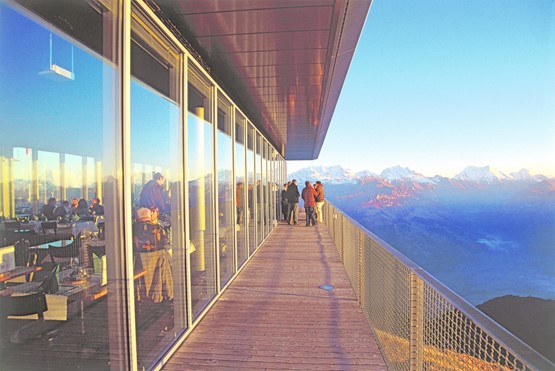 Nicht nur der Tourismus ist auf genügend Mitarbeiter angewiesen: Das Alpenpanorama, gesehen vom Niesen im Berner Oberland.