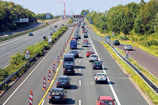 Dauerthema Stau: Bis in frühestens vier Jahren sollen die Pannenstreifen bei Stau genutzt werden können. Doch warum erst dann?