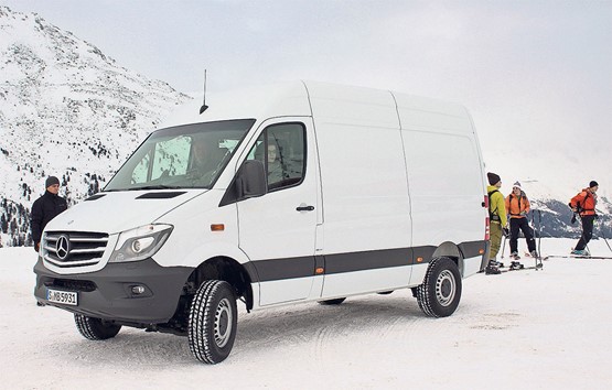 Da hat vieles Platz: Sogar  Tourenskifahrer können mit dem 4×4-Sprinter 316 Kombi nahe an den Startplatz  gebracht werden.