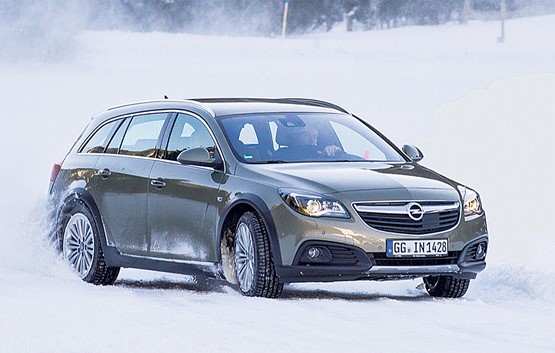 Pisten-Blitz: Der neue Opel Insignia Country Tourer lässt sich auch auf Eis und Schnee nicht aus der Ruhe bringen.	